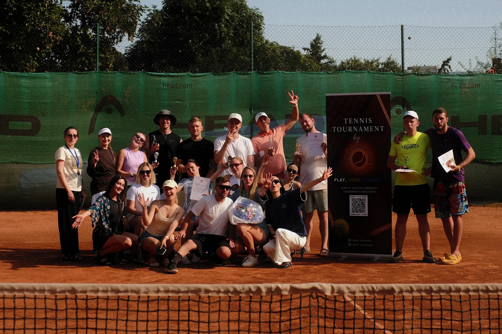 Hráči Your Tennis Club společně na kurtu po červencovém turnaji